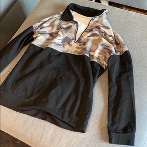 Black/camo quarter zip size L